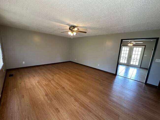 Building Photo - Charming 3 bedroom 2 bathroom home
