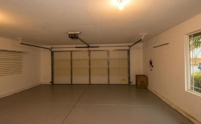 Building Photo - $300 Move in Special - Beautiful South Red...