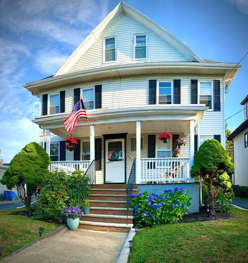 Primary Photo - 293 Main St