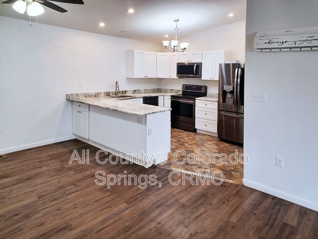 Building Photo - 53 Royal Crest Dr