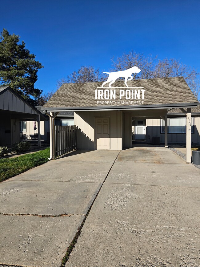 Foto del edificio - 2bed/2bath duplex on the Bench w/covered parking, appliances & landscaping included.