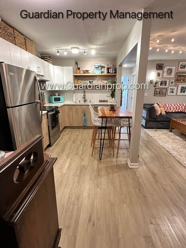 Building Photo - Renovated Champlin 2nd Floor Apartment, Di...