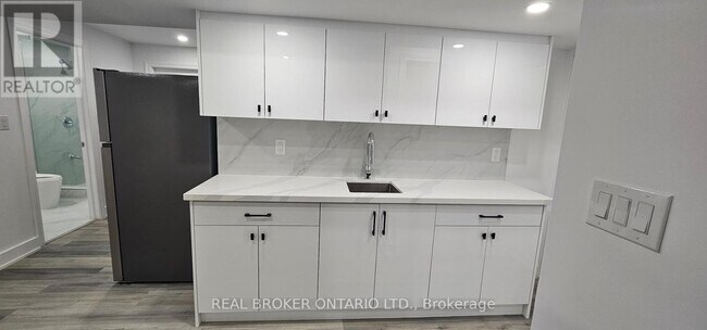 Photo du bâtiment - 1296 Ellenton Crescent