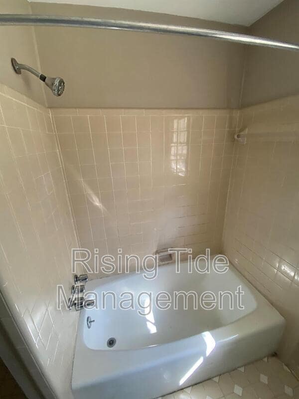 Building Photo - 1505 Pine Tree Dr