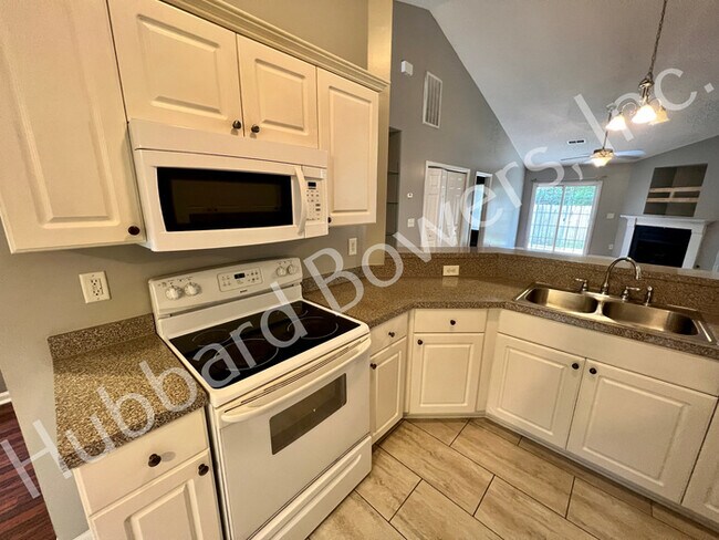 Building Photo - 111 Colonial Commons Ln