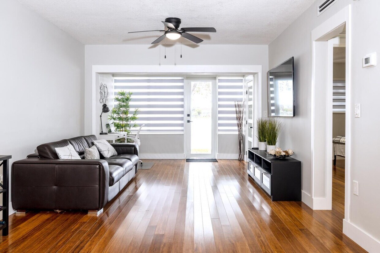 Foto principal - Fully Remodeled & Furnished 1 Bedroom Condo