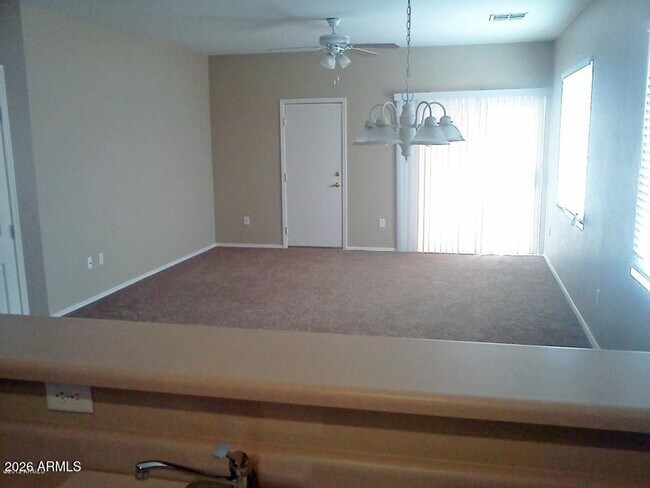 Foto del edificio - 8749 E Knowles Ave
