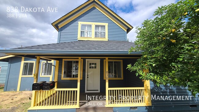 Building Photo - 838 Dakota Ave