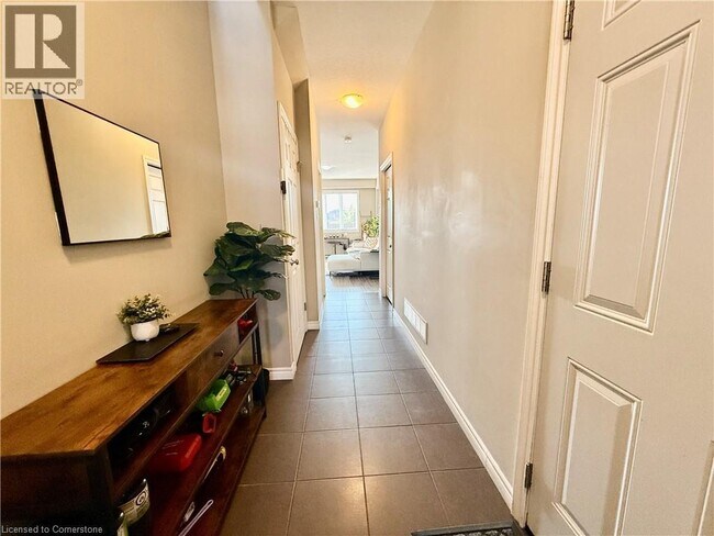 Building Photo - 479 Avens St