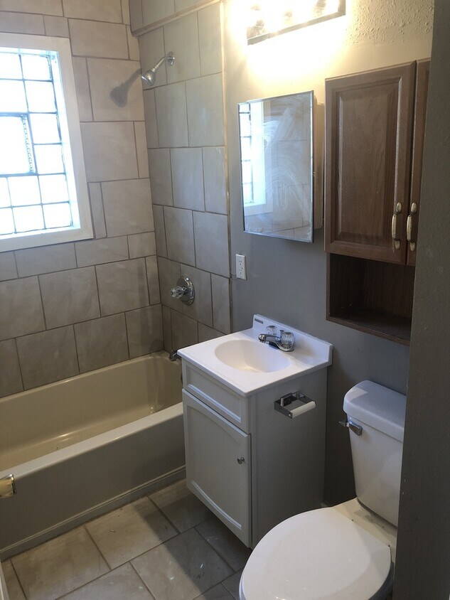 Building Photo - HUGE 3 BEDROOM WITH BONUS ROOM AND ATTACHE...