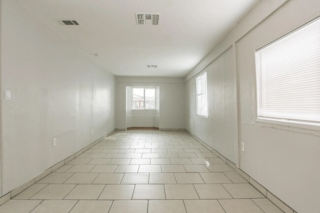 Building Photo - 1408 W Saint Clair St