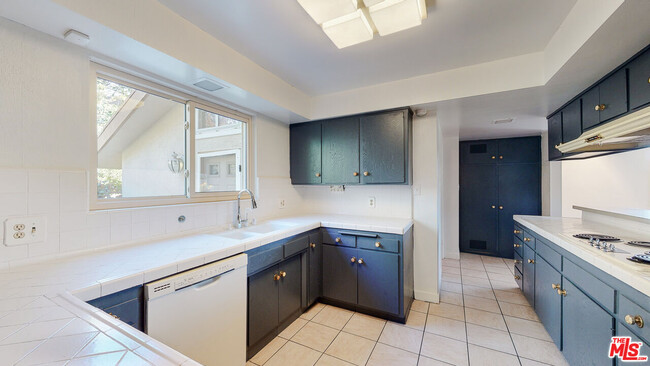 Building Photo - 9258 SWALLOW Dr