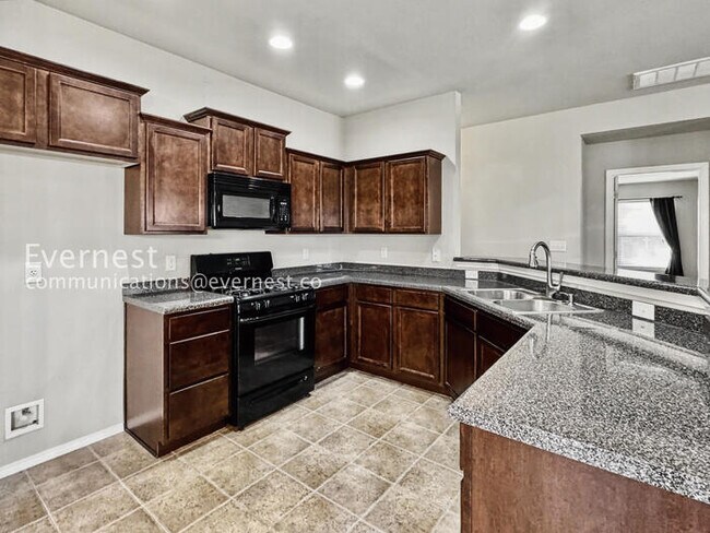 Building Photo - 3 Bed/2 Bath Home with Fenced Yard & Garage / Pet-Friendly / Available Soon!