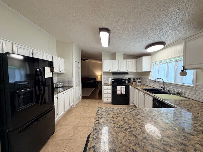 Foto del edificio - 7810 W Lakeshore Dr