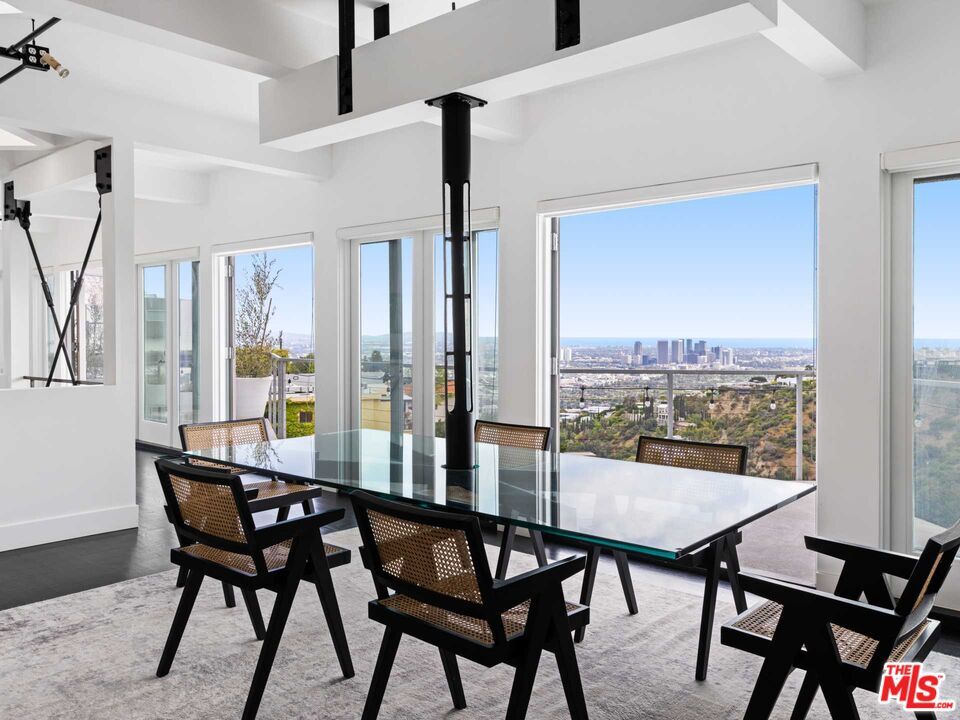 Foto principal - 1885 Sunset Plaza Dr