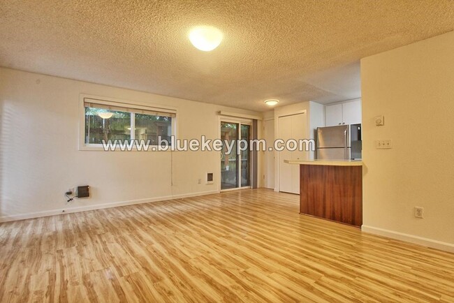 Foto del edificio - 2 Bed, 1 Bath Triplex in Sellwood-Moreland