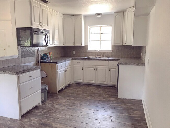 Foto del edificio - 107 Center Point Rd