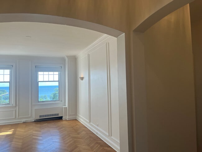 Building Photo - 925 E Wells St