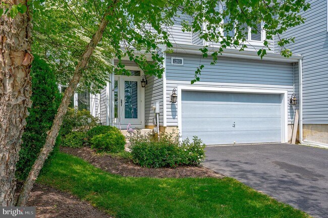 Building Photo - 1203 Champlain Dr