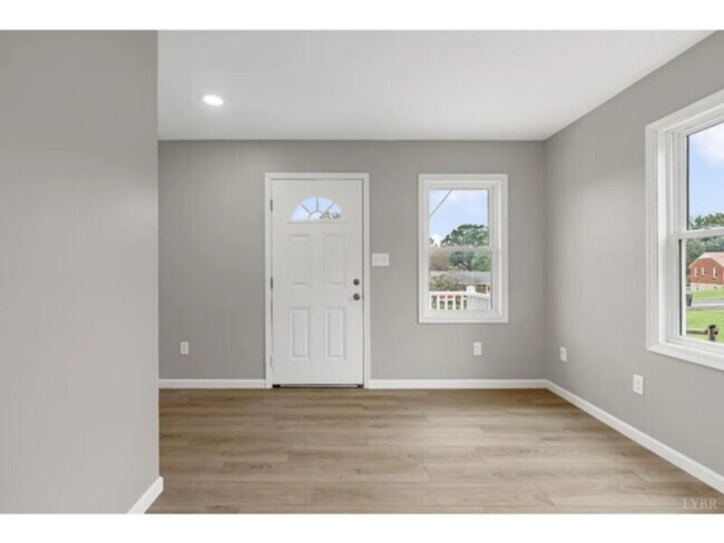 Building Photo - 3 Bedroom 1 Bathroom