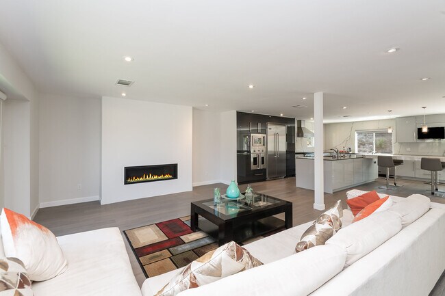 Living room - 11401 Dylan Plz