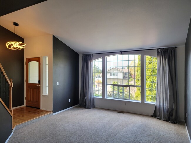 Building Photo - Maple Valley Must see