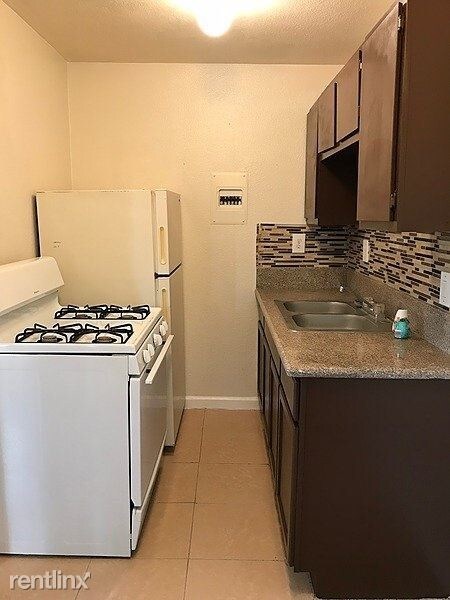 Building Photo - 1 br, 1 bath Apartment - 3721 Balsam Street