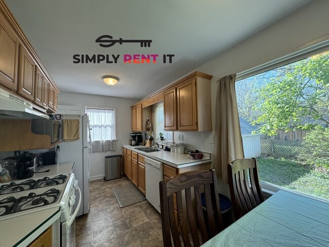 Building Photo - 3 Bedroom Downtown, Ames with Hardwood Floors