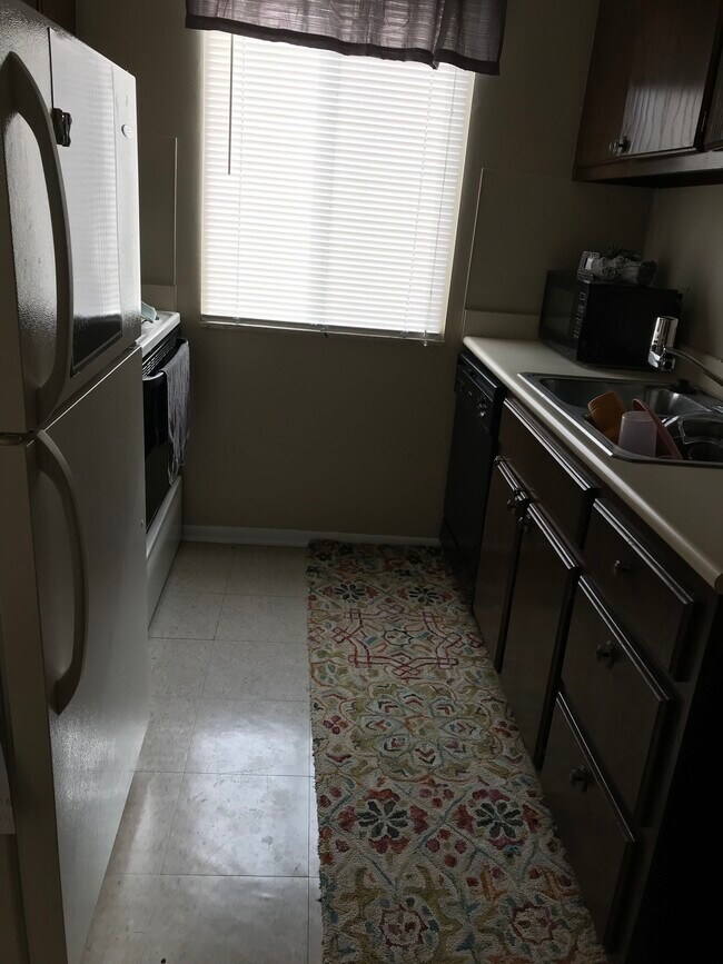 Cocina con zona de comedor - 906 Eckhart Ave