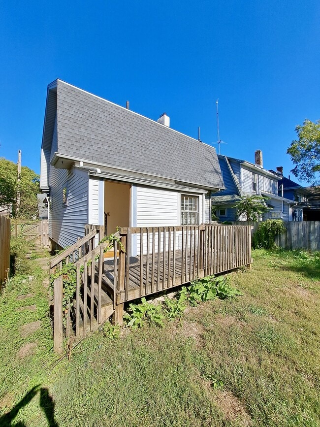 Building Photo - 44 E Parkwood Dr