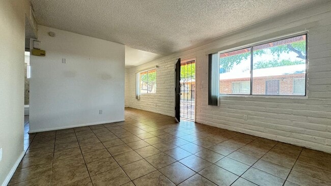 Building Photo - 3421 E Monte Vista Dr