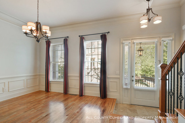 Building Photo - IMMACULATE SANDY SPRINGS TOWNHOME!!