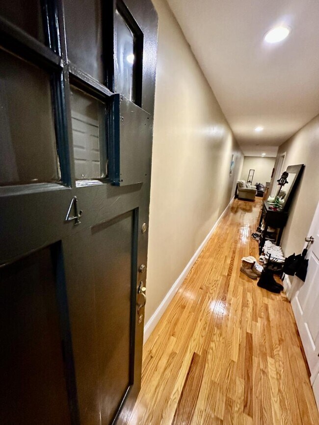 Building Photo - 3 bedroom in Brookline MA 02446