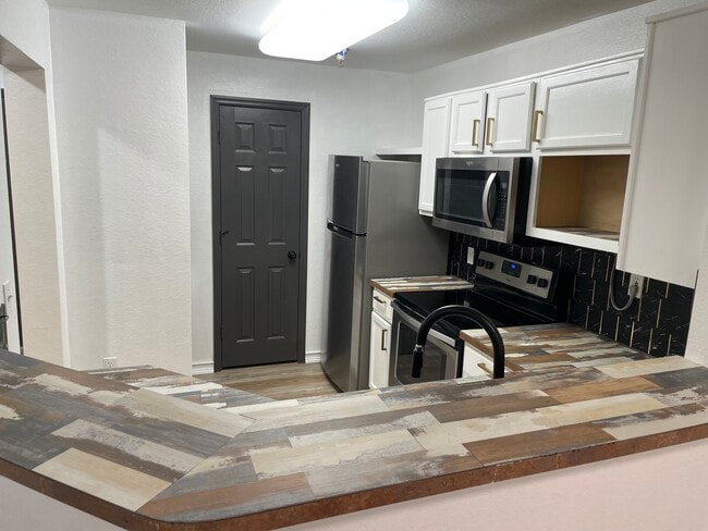 Building Photo - 3714 Palm Desert Ln