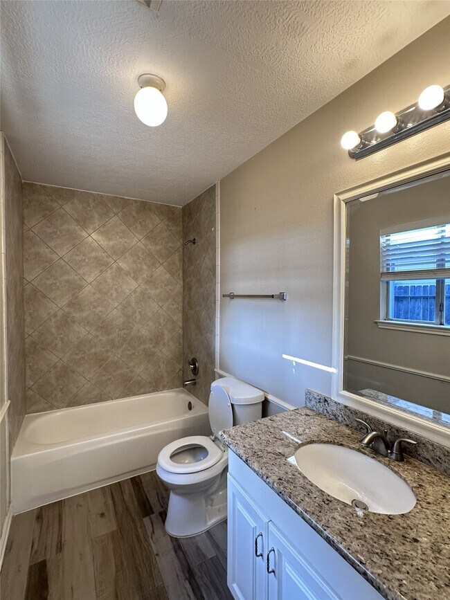 Foto del edificio - 1814 Grove Ct Dr