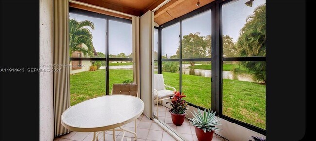 Foto del edificio - 469 Long Bow Ct