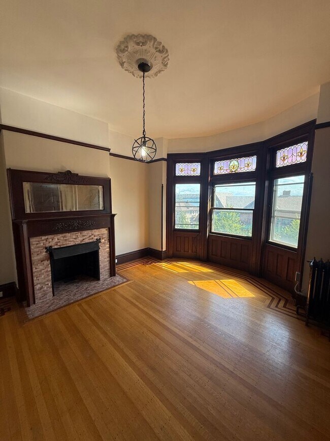 Building Photo - 409 Grand St