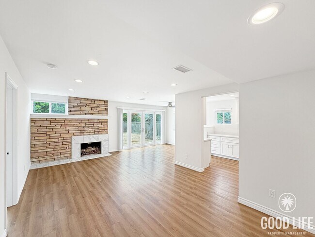 Building Photo - Charming 3B/2BA Home with Attached Garage, Large Yard and Modern Comforts in Quiet Baseball Field...