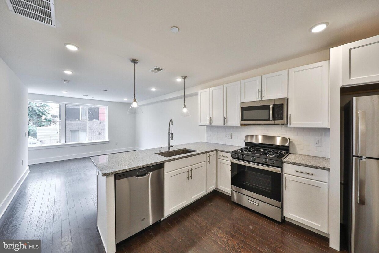 Foto principal - 2443 N Front St