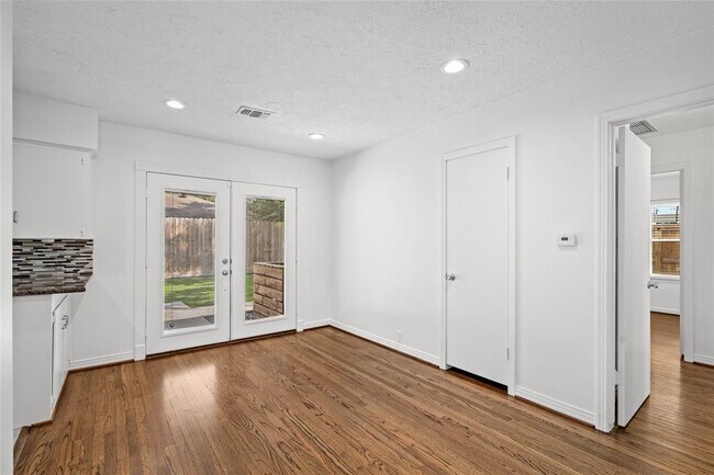 Foto del edificio - 3006 Carlford Cir