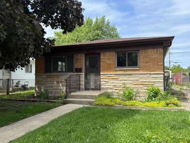 Spacious three bedroom one bath located on the southside. - Spacious three bedroom one bath located on the southside. House