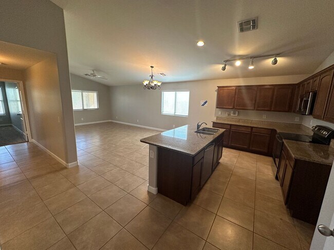 Foto del edificio - Pristine New Listing - View and Lease Today!