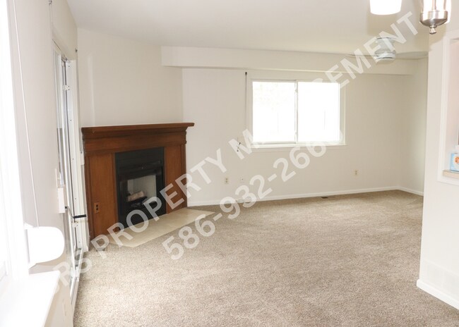 Building Photo - 3 BEDROOM 2.5 BATH CONDO