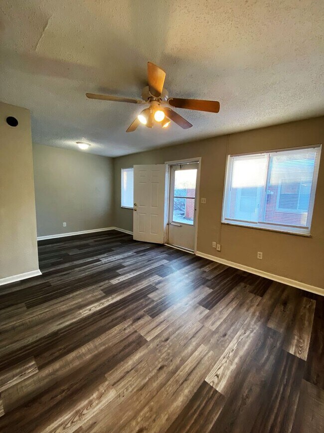 Building Photo - Charming 1 Bed Apartment with Laundry Hook...