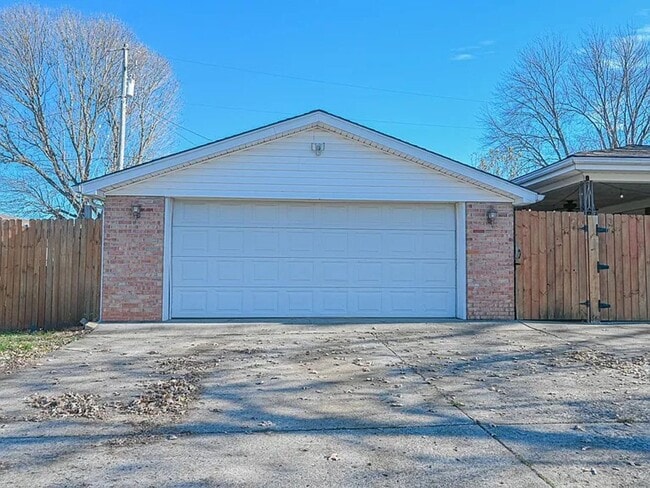 Building Photo - Large Corner Lot