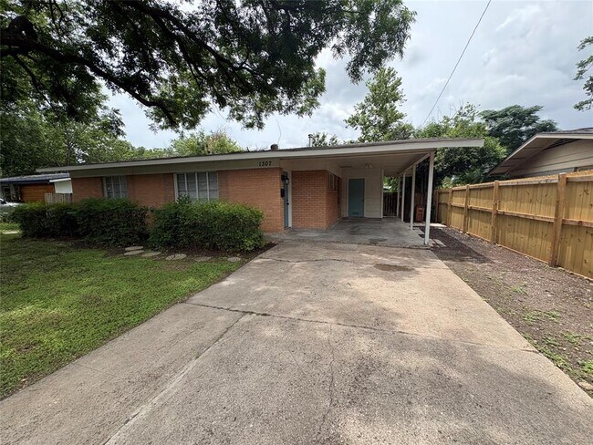 Foto del edificio - 1307 Corona Dr