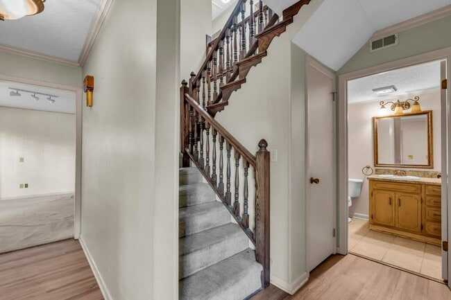 Building Photo - 704 19th Ave N