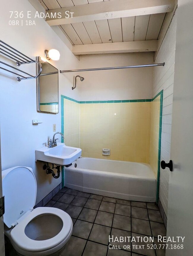 Building Photo - Spacious Studio University Area, Gated w/ ...