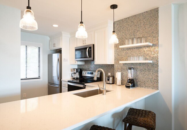Foto del edificio - OFF-SEASON FURNISHED MONTHLY RENTAL STARTI...