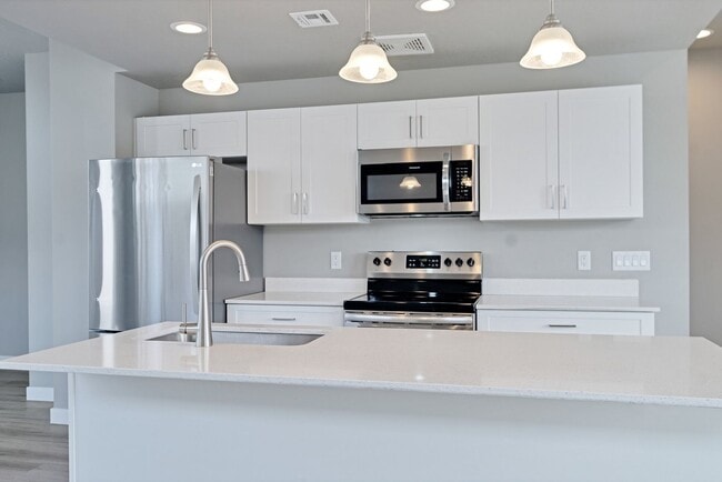 Building Photo - Spacious 4 Bed, 3 Bath Pet-Friendly Home with Central Air & Modern Features! - Available NOW!